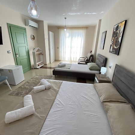 Tinas Rooms Durrës Esterno foto