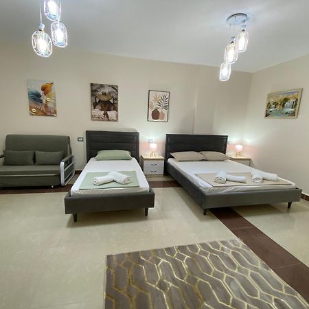 Tinas Rooms Durrës Esterno foto