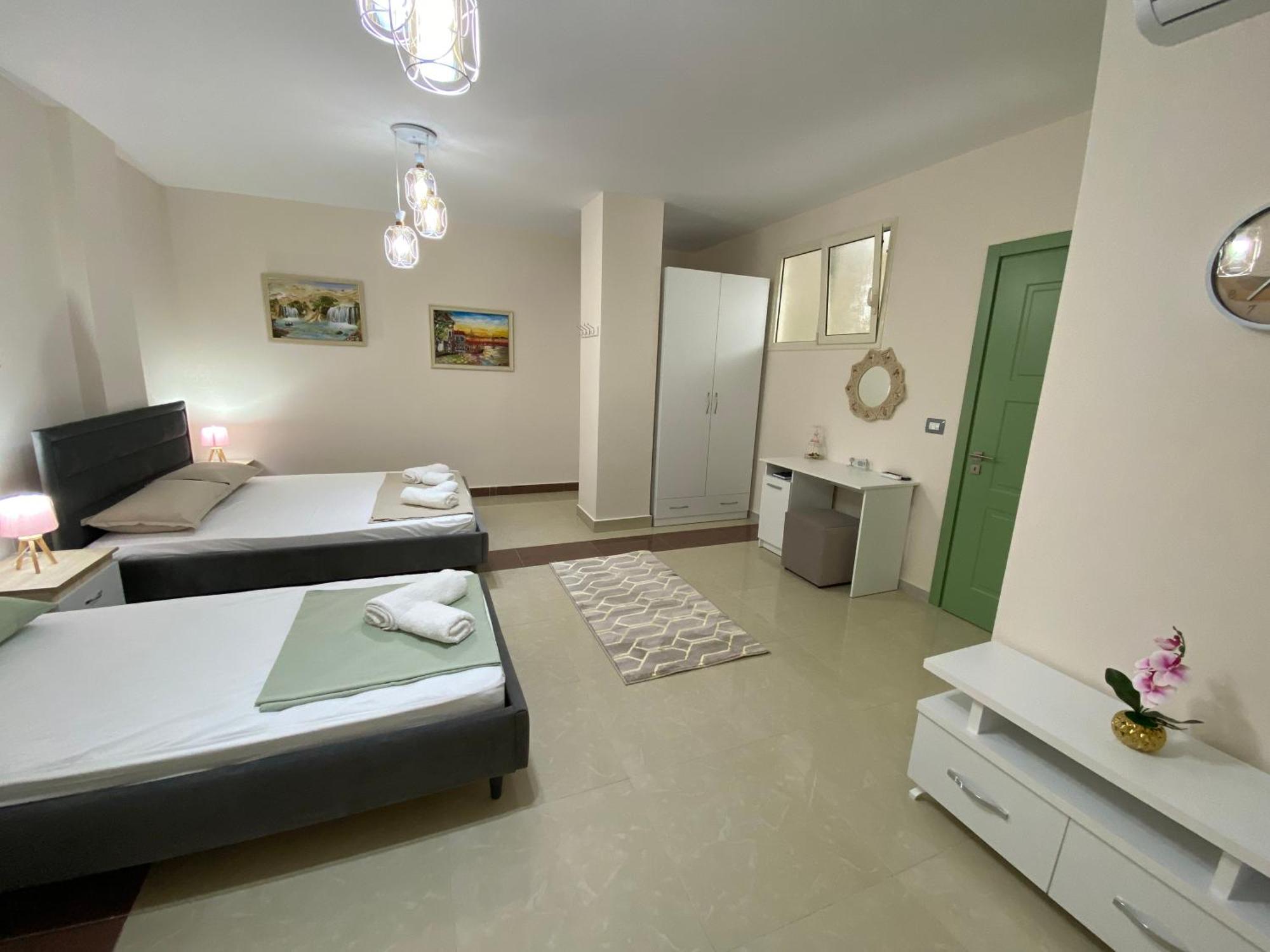 Tinas Rooms Durrës Esterno foto