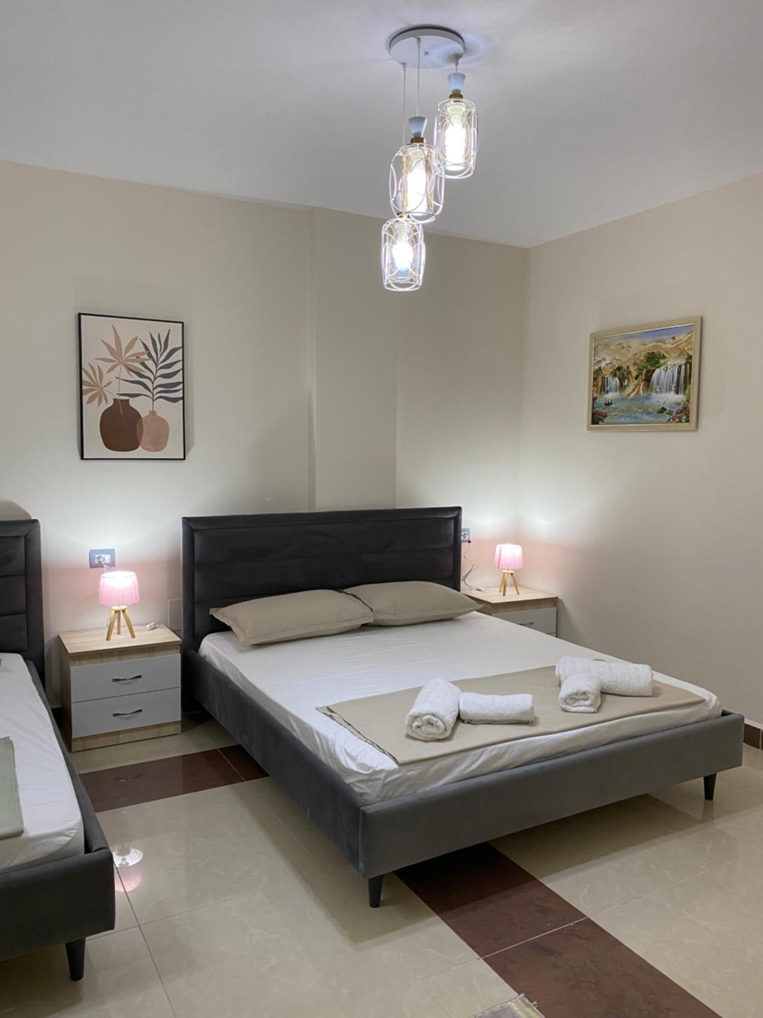 Tinas Rooms Durrës Esterno foto